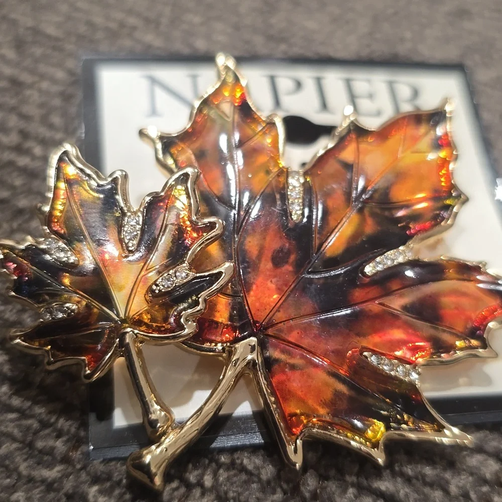 NAPIER BRAND FASHION JEWELRY FANCY SPARKLING GOLDTONE FALL LEAVES PIN BROOCH